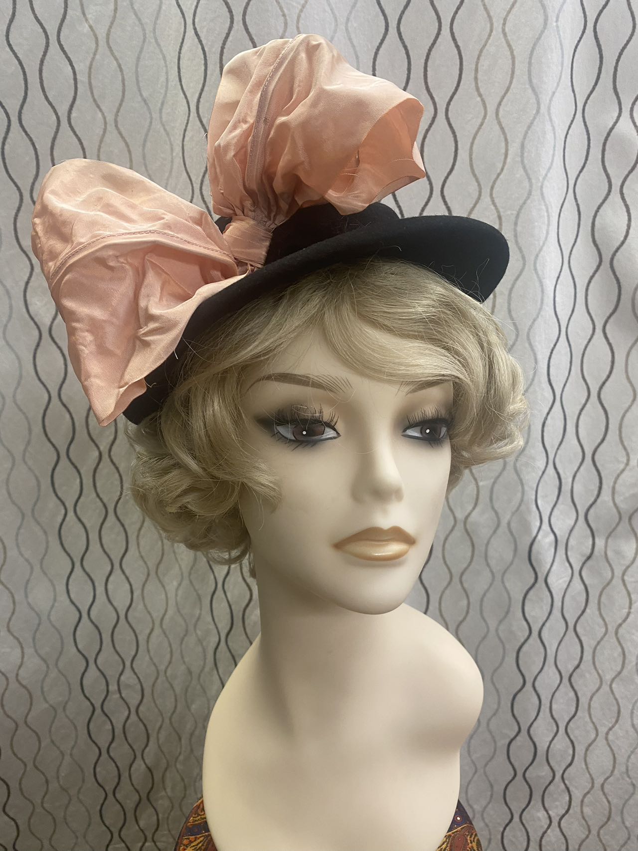 1930s women black bik wool hat with pink silk flower