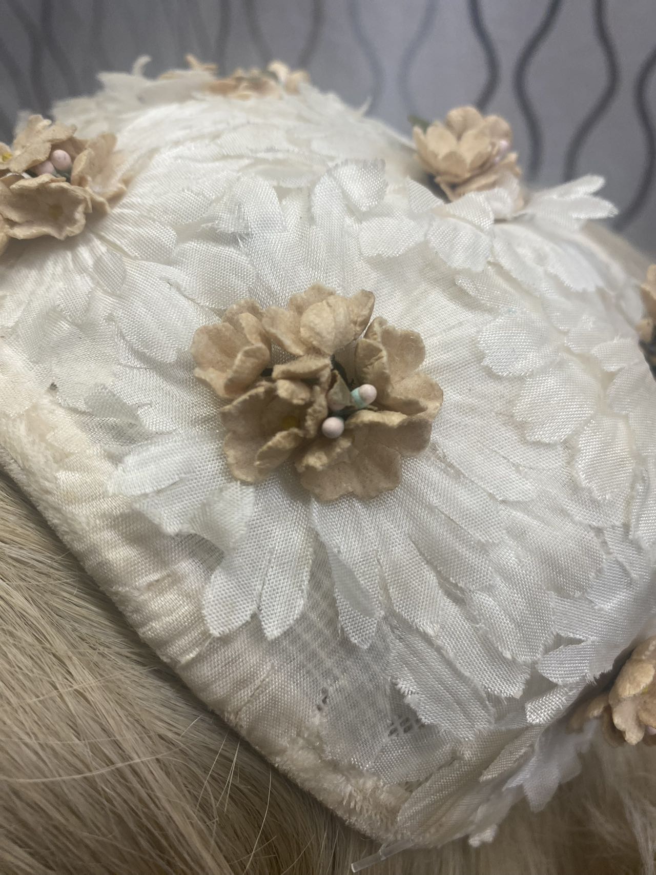 1950s cream bridal hat with cream daisy flower