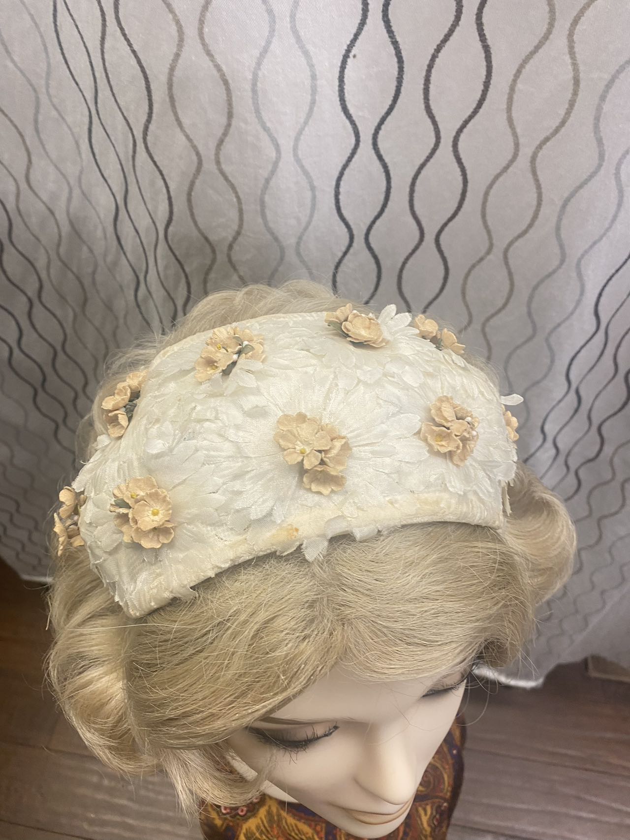 1950s cream bridal hat with cream daisy flower