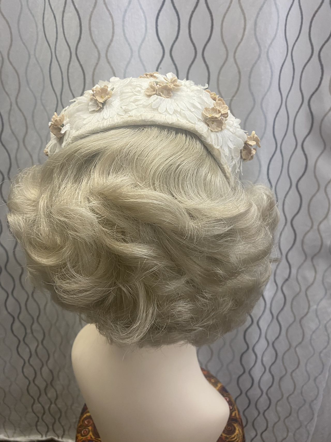 1950s cream bridal hat with cream daisy flower