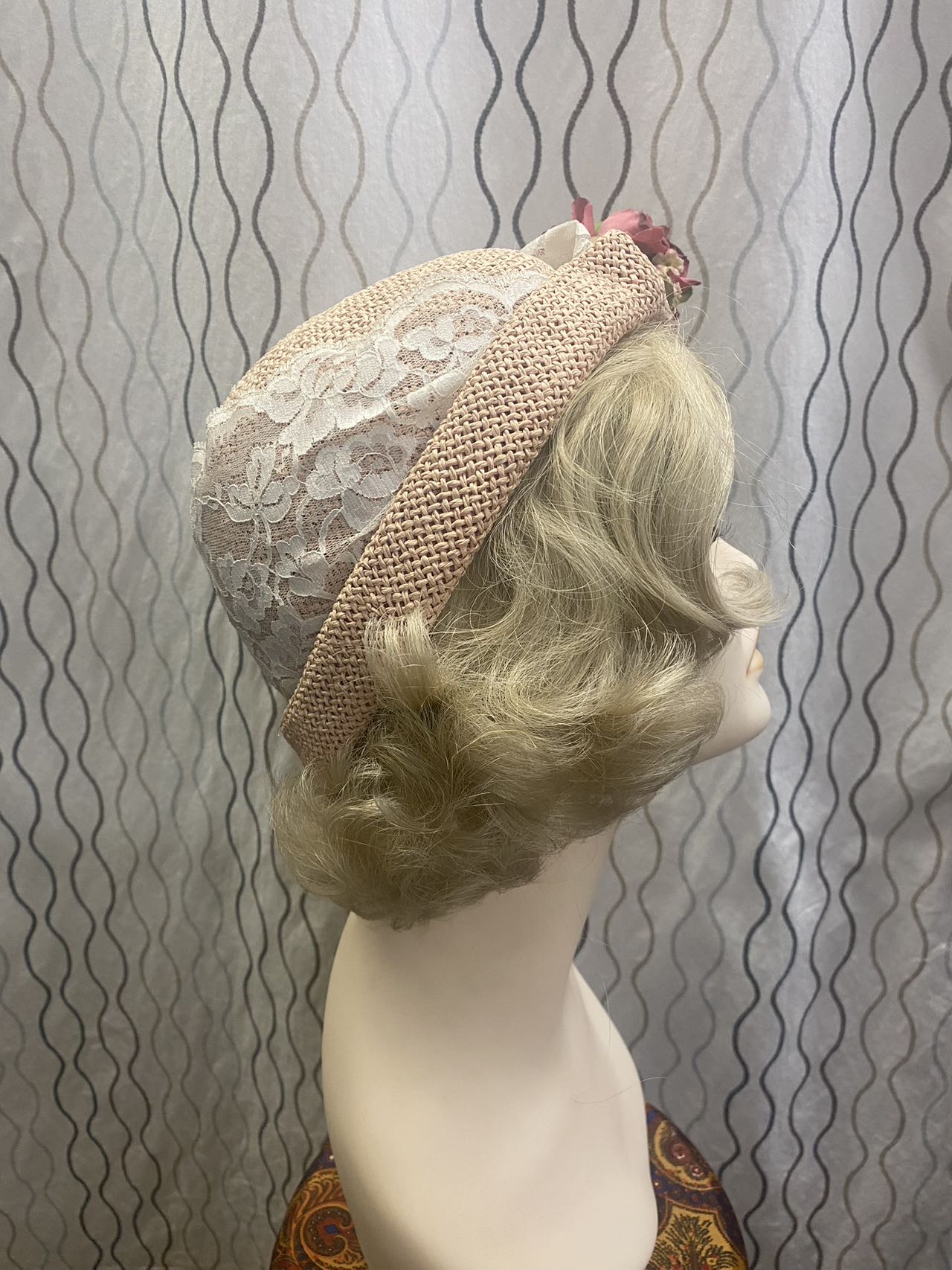 1920s women crochet straw hat with flower