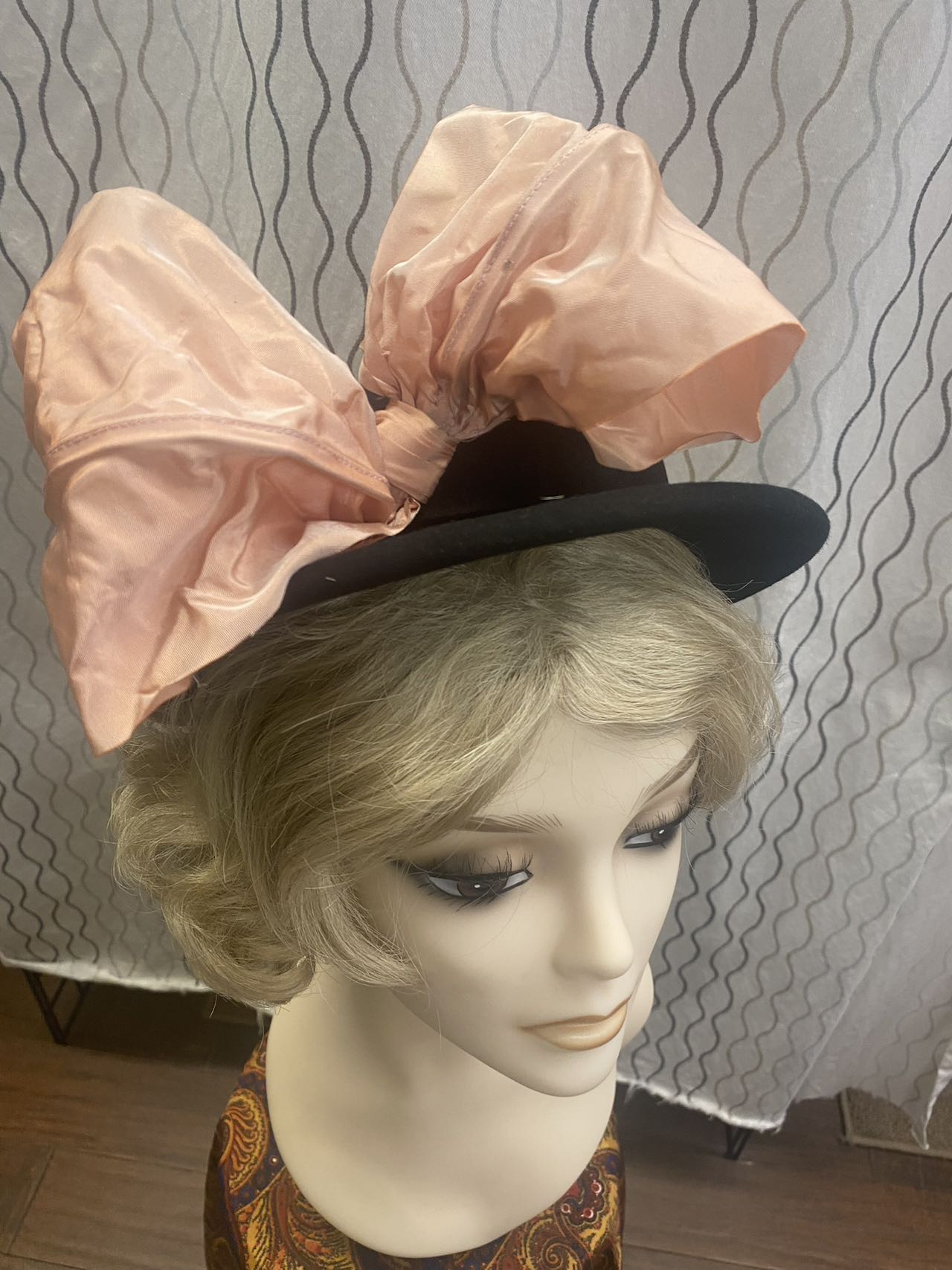 1930s women black bik wool hat with pink silk flower