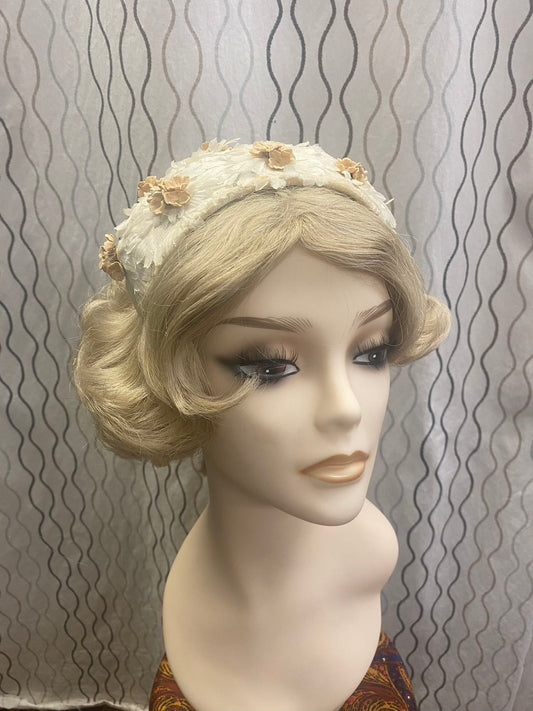 1950s cream bridal hat with cream daisy flower