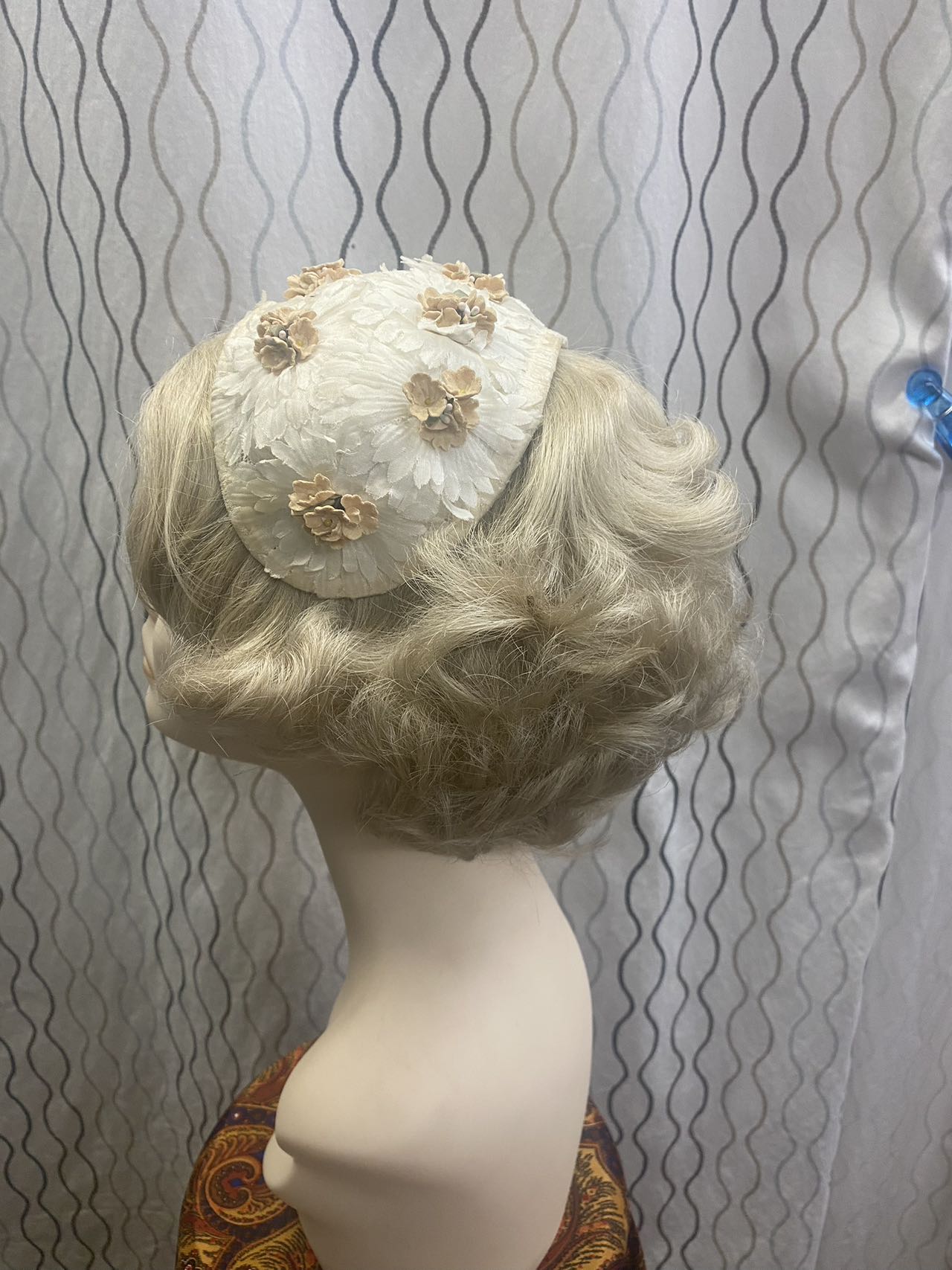 1950s cream bridal hat with cream daisy flower