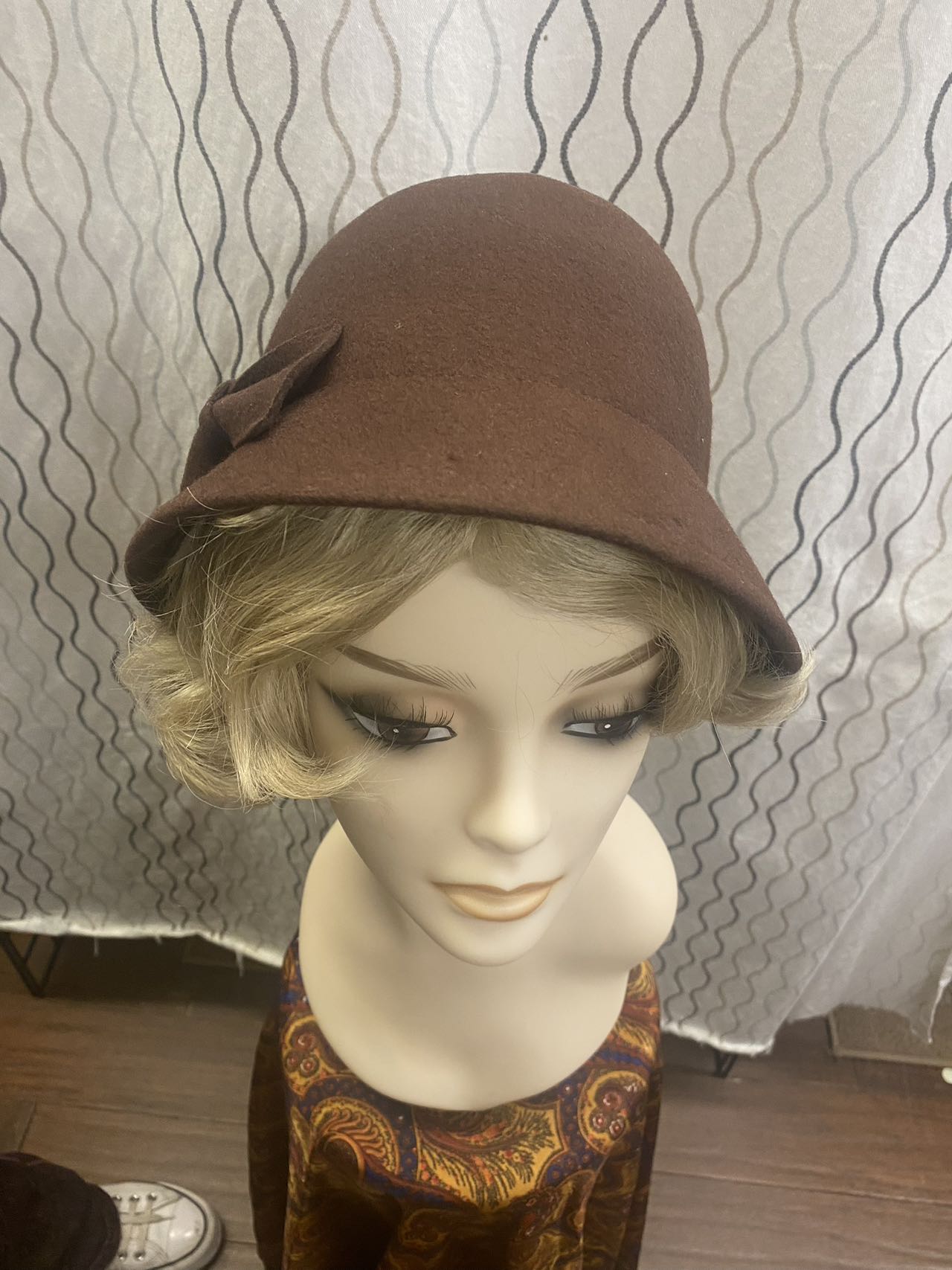 1920s women brown bow cloche hat