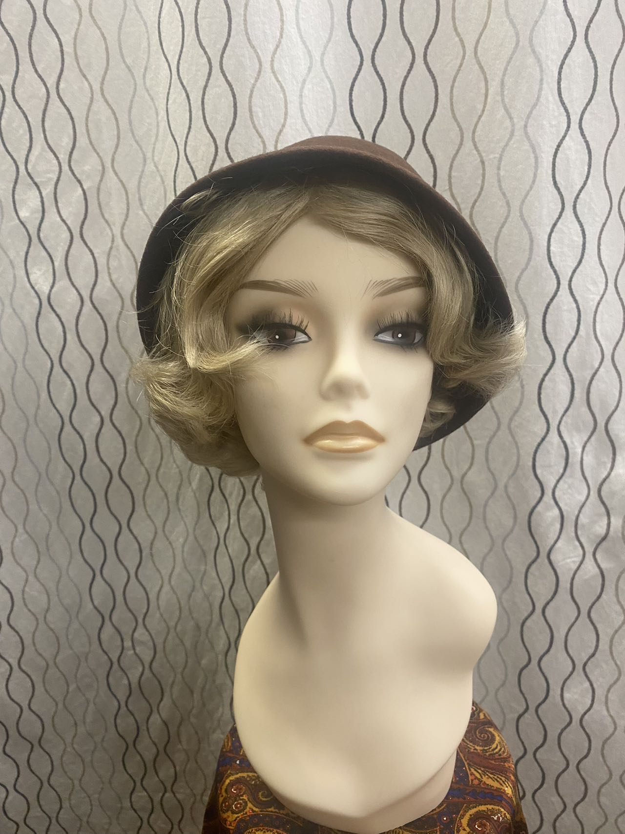 1920s women brown bow cloche hat